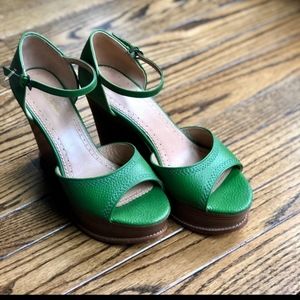 Brooks Brothers Green platform Peep Toe wedge they fit like an 8.5 but say 9